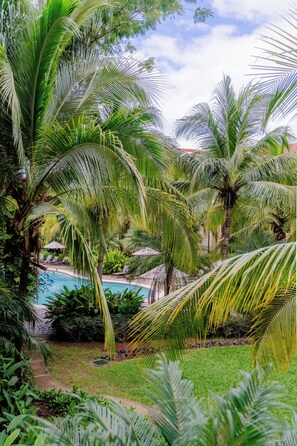 Property grounds - Beautiful central 3-bedroom Condo with Pool and Beach Club Access (Coco)