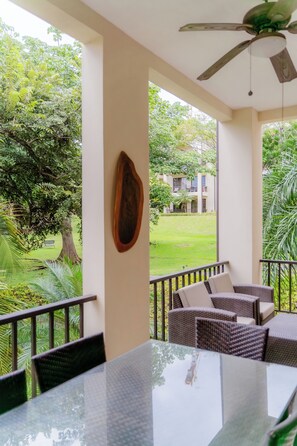 Outdoor dining - Beautiful central 3-bedroom Condo with Pool and Beach Club Access (Coco)