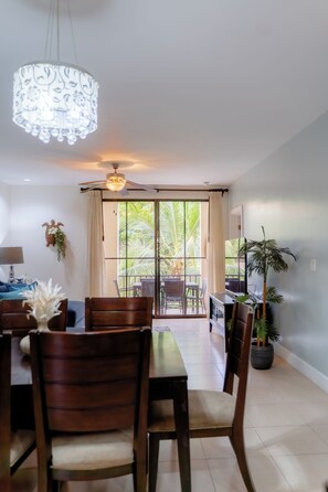 Interior - Beautiful central 3-bedroom Condo with Pool and Beach Club Access (Coco)
