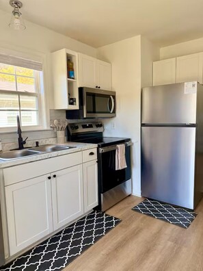 Fridge, microwave, stovetop, dishwasher - Peace Unit | I-95 Hospital -JCC- Park w/Splash Pad (Smithfield)