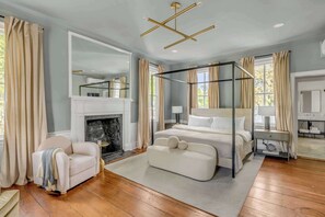 Iron/ironing board, WiFi, bed sheets - King Suite in Historic B&B w. Waterview + Porches (Beaufort)