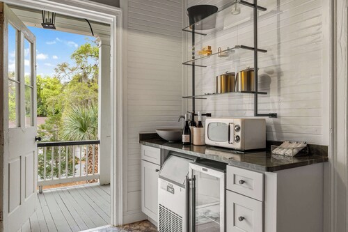 King Suite in Historic B&B w. Waterview + Porches