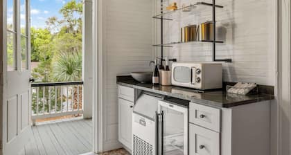 King Suite in Historic B&B w. Waterview + Porches