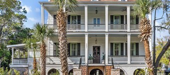 Spacious King Suite, Large Porches, Near Downtown!