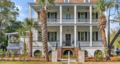 Spacious King Suite, Large Porches, Near Downtown!