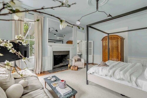 Huge King Suite w. Water Views at Circa 1785 Hotel