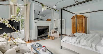 Huge King Suite w. Water Views at Circa 1785 Hotel