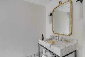 Ducha, secador de pelo, shampoo