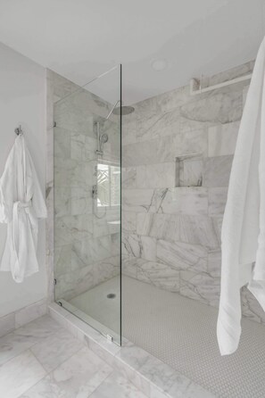 Shower, hair dryer, shampoo - Huge King Suite w. Water Views at Circa 1785 Hotel (Beaufort)