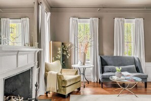 TV - Historic Boutique Hotel Suite w. Waterviews! (Beaufort)