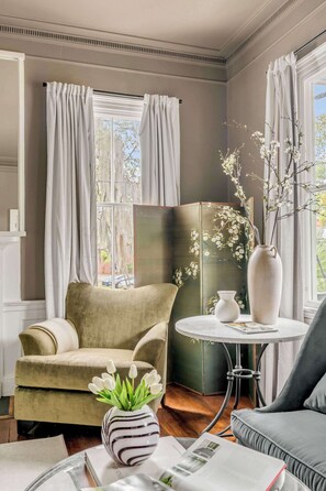 TV - Historic Boutique Hotel Suite w. Waterviews! (Beaufort)