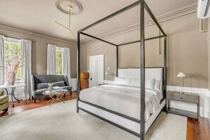 Tabla de planchar con plancha, wifi, ropa de cama