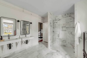 Ducha, secador de pelo y champú