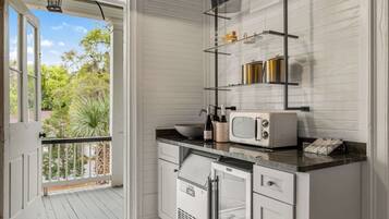 Mikrobølgeovn og kaffetrakter/tekoker