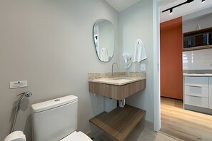 A modern bathroom with a toilet, sink, mirror, and towel rack. - Ape em Perdizes 8 andar prox. ao Allianz (São Paulo)