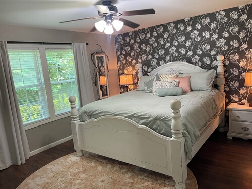 Fabulous 4-bedroom farmhouse located in charming Rock Hill-3 minutes from I-77!