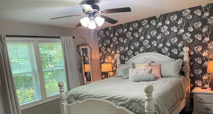 Fabulous 4-bedroom farmhouse located in charming Rock Hill-3 minutes from I-77!