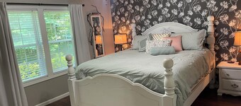 Fabulous 4-bedroom farmhouse located in charming Rock Hill-3 minutes from I-77!