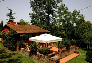 Terrace/patio - Chalet at the gates of Chianti.  Ideal for couples with pets. (Cavriglia)
