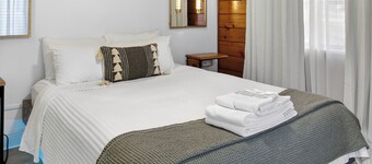 Charming Farm Stay with Fresh Eggs 🐓 1.5 Acres Near Tampa in Wesley Chapel