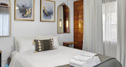 Charming Farm Stay with Fresh Eggs 🐓 1.5 Acres Near Tampa in Wesley Chapel