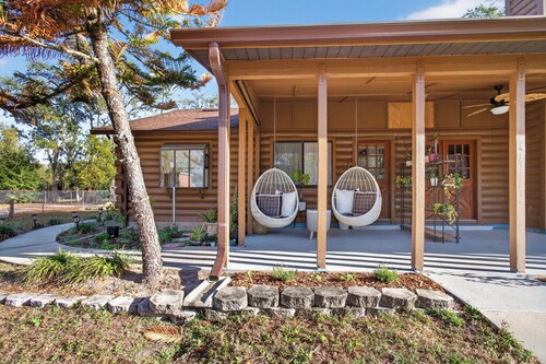 Charming Farm Stay with Fresh Eggs 🐓 1.5 Acres Near Tampa in Wesley Chapel