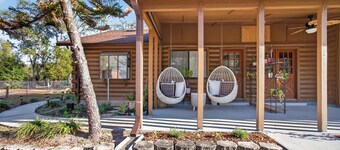 Charming Farm Stay with Fresh Eggs 🐓 1.5 Acres Near Tampa in Wesley Chapel