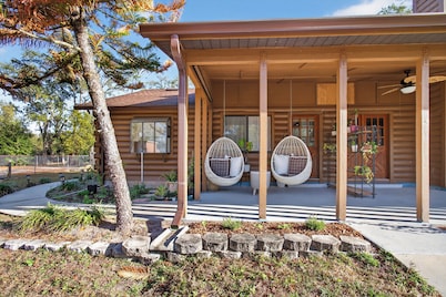 Charming Farm Stay with Fresh Eggs 🐓 1.5 Acres Near Tampa in Wesley Chapel