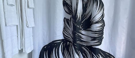 مجففات شعر، مناشف، صابون، ورق حمّام