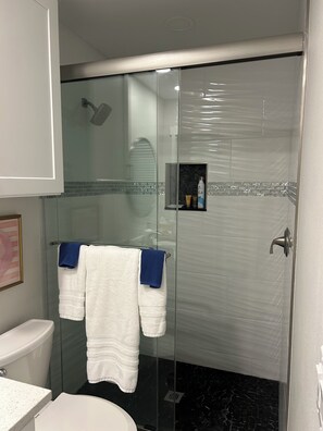 Douche, sèche-cheveux, serviettes fournies, savon