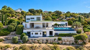 A modern two-story house with a swimming pool, surrounded by landscaped gardens and hills. - Villa Casa Di Pinarellu (Zonza)
