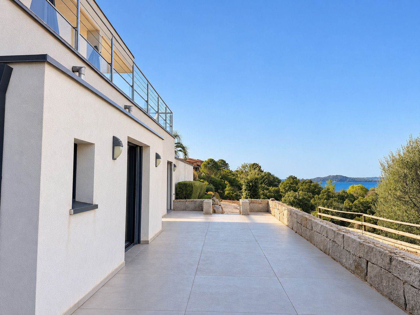Ein modernes Gebäude mit einem Balkon, der auf eine reizvolle Landschaft blickt.