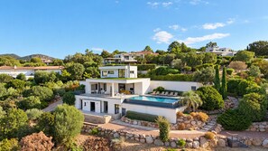 A modern two-story house with a swimming pool, surrounded by landscaped gardens and trees. - Villa Roma Di Pinarellu (Zonza)