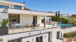 A modern two-story house with a rooftop pool, outdoor seating, and a well-maintained garden. - Villa Roma Di Pinarellu (Zonza)