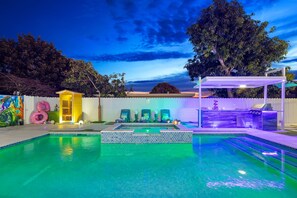 Een buitenzwembad en een verwarmd zwembad