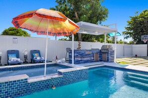 Una piscina al aire libre, una piscina climatizada