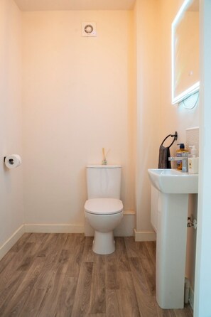 Een douche, handdoeken, zeep, toiletpapier