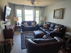 TV, fireplace - Peaceful 3 Bedroom Townhome on the water in Bluewater Bay, minutes from Destin (Niceville)