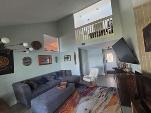 TV, fireplace - Peaceful 3 Bedroom Townhome on the water in Bluewater Bay, minutes from Destin (Niceville)