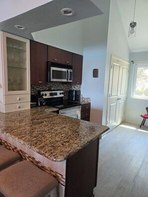 Microwave, oven, stovetop, dishwasher - Peaceful 3 Bedroom Townhome on the water in Bluewater Bay, minutes from Destin (Niceville)