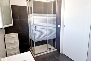 Shower, hair dryer, bidet, towels - Vertigo Casoria (Casoria)