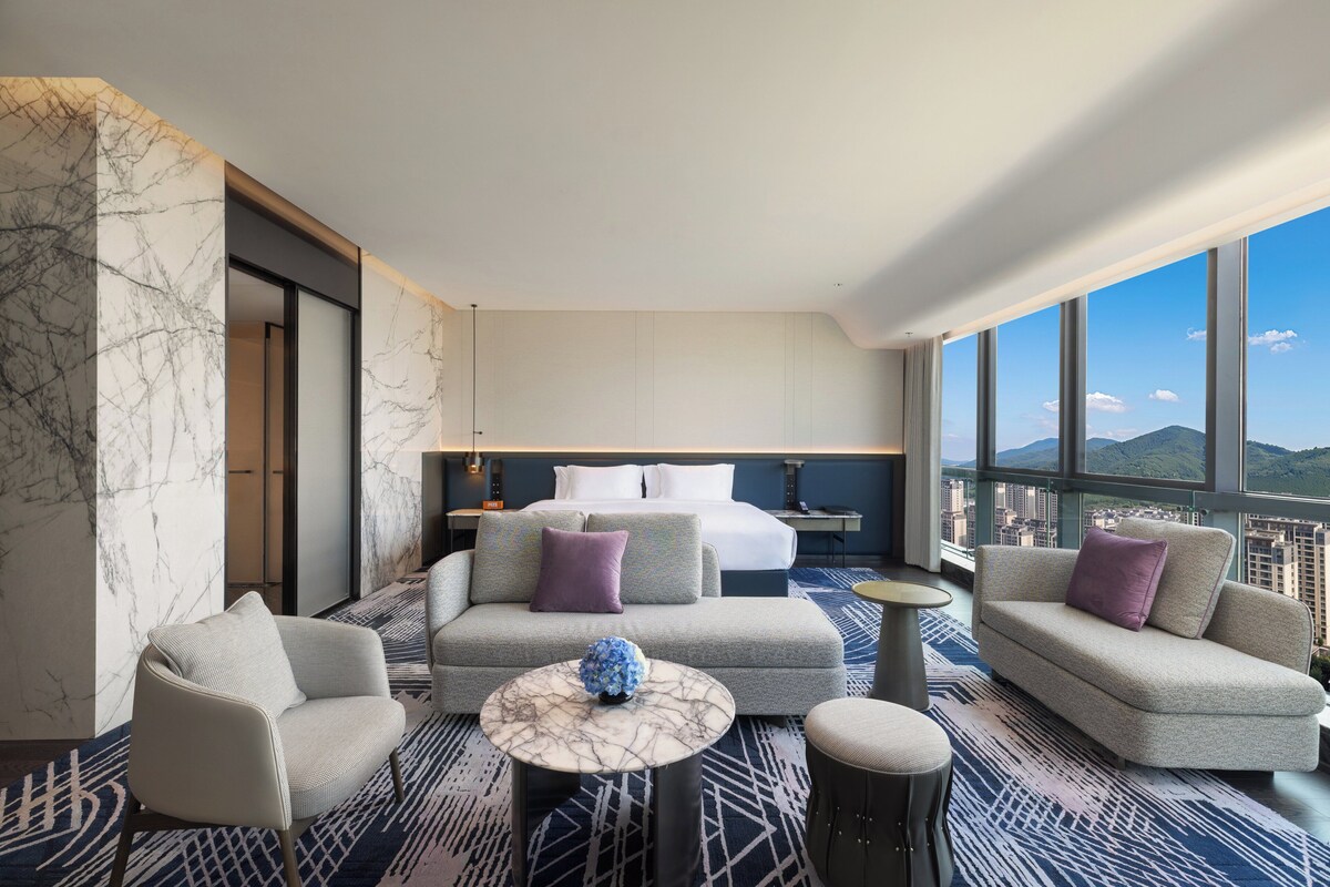 Premium Room, 1 King Bed | Premium bedding, down duvets, free minibar, in-room safe