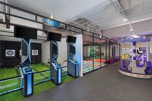 Ein Bogenschießhallen mit Zielscheiben und elektronischer Auswertung.