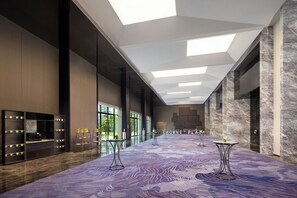A spacious lobby with a high ceiling, modern furnishings, and a view of the outdoors. - Crowne Plaza Suzhou Taihu Lake By Ihg (Suzhou)