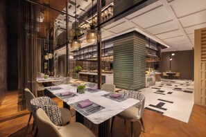 A modern dining area with marble tables, wicker chairs, and pendant lighting. - Crowne Plaza Suzhou Taihu Lake By Ihg (Suzhou)