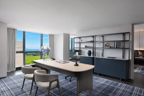Presidential Suite | Premium bedding, down duvets, free minibar, in-room safe - Crowne Plaza Suzhou Taihu Lake By Ihg (Suzhou)
