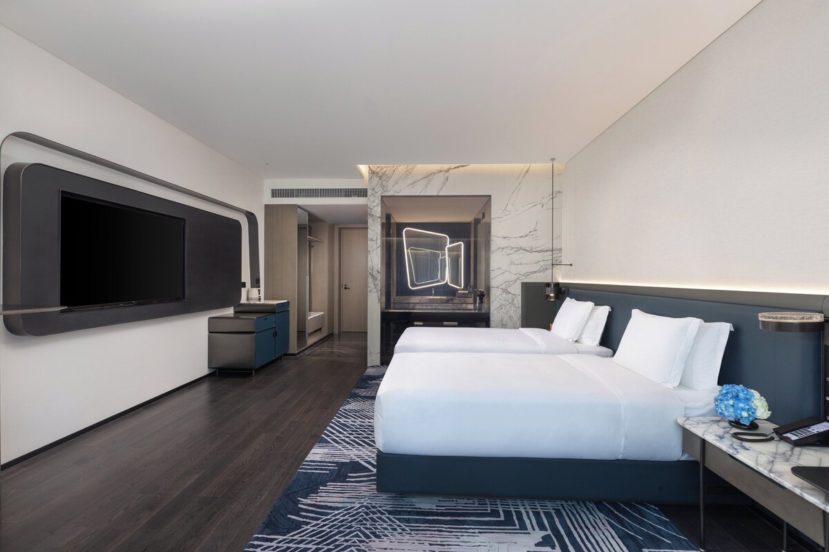 Premium bedding, down duvets, free minibar, in-room safe