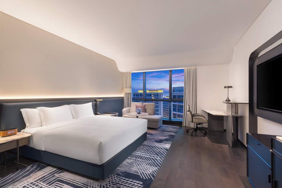 Premium Room, 1 King Bed, Club lounge access | Premium bedding, down duvets, free minibar, in-room safe