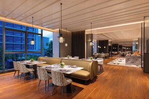 A modern dining area with high ceilings, large windows, and contemporary furniture. - Crowne Plaza Suzhou Taihu Lake By Ihg (Suzhou)