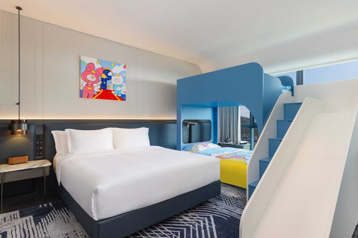 Family Room, 1 Katil Raja (King) (Crowne Family Themed Kids) | Peralatan tempat tidur premium, gebar bulu kapas, bar mini percuma 